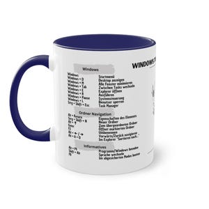 Pode incluir: Uma caneca de cerâmica branca com uma borda e uma alça azuis. A caneca apresenta um gráfico preto e branco com o texto "Windows" e uma lista de atalhos de teclado para navegar no sistema operacional Windows.