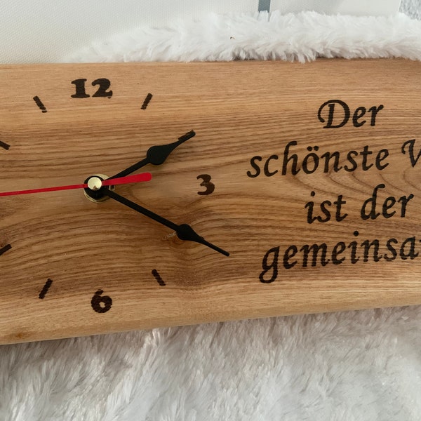 Uhr aus Holz (naturbelassen), mit Holzbutter (Naturprodukt) versiegelt, personalisiert mit lautlosem Uhrwerk und nicht verleimt