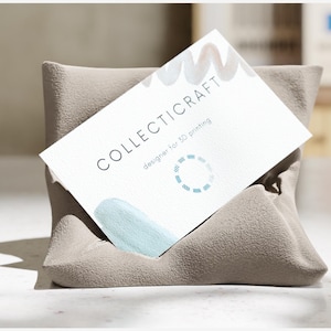 Visitekaarthouder | Kaarthouder kussenstijl | Uniek kantoorcadeau | Visitekaartjesdisplay | Stijlvol bureauaccessoire| Creatieve kantoorinrichting