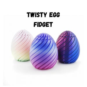 Puede incluir: Tres huevos fidget twisty coloridos. Los huevos son en tonos de rosa, azul y morado, con un diseño en espiral. El texto "TWISTY EGG FIDGET" está encima de los huevos.