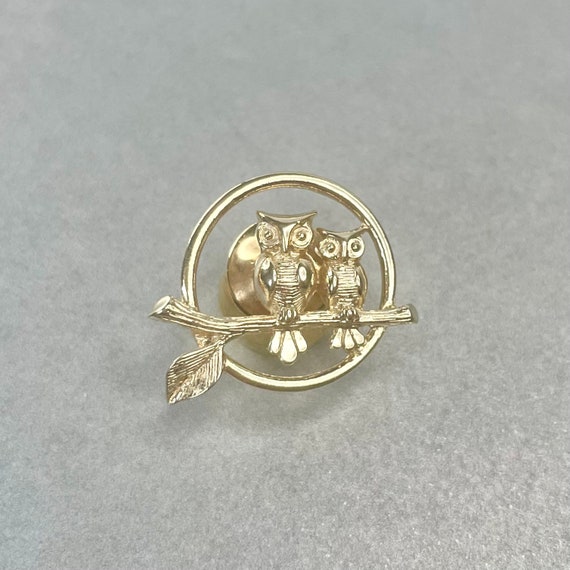 Vintage Avon Two Owls Pin, Gold Tone Small Figuri… - image 1
