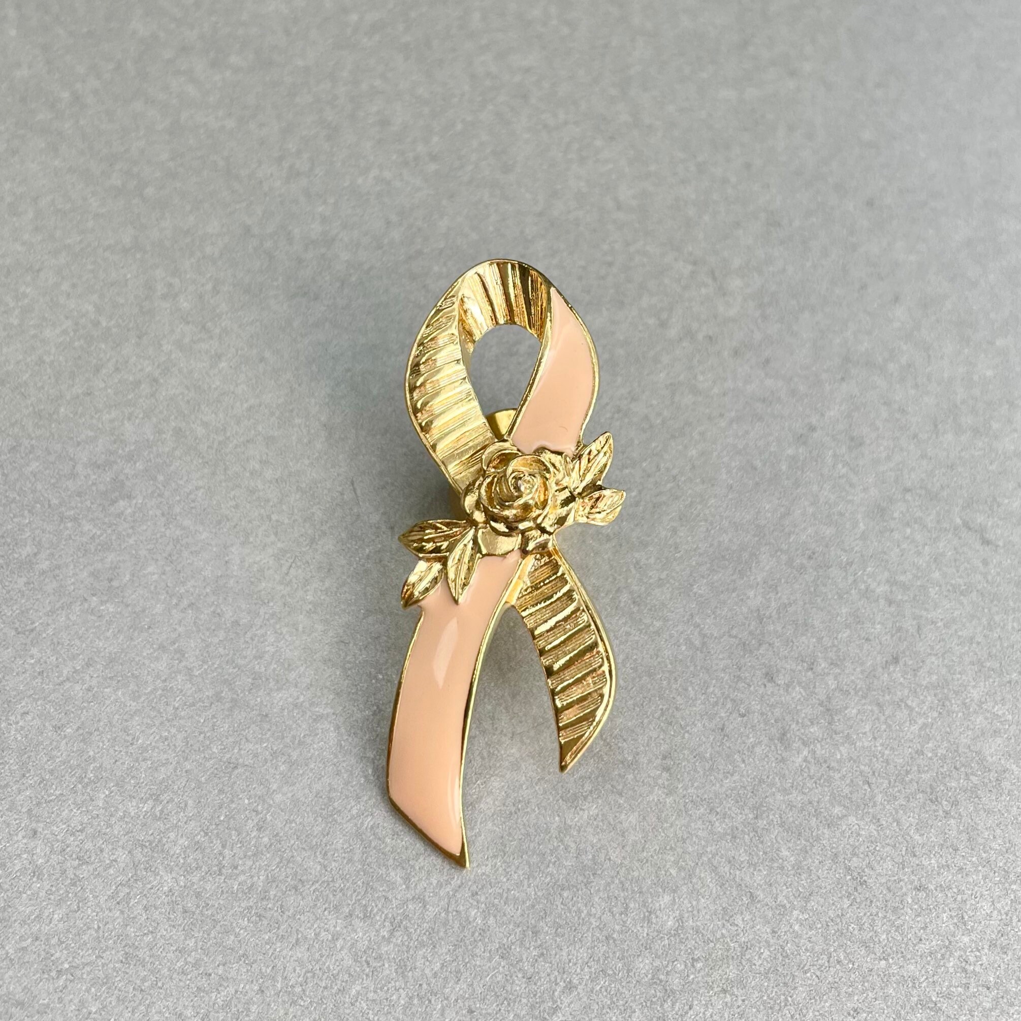 Broche vintage de rosa con lazo rosa de Avon: broche de esmalte dorado