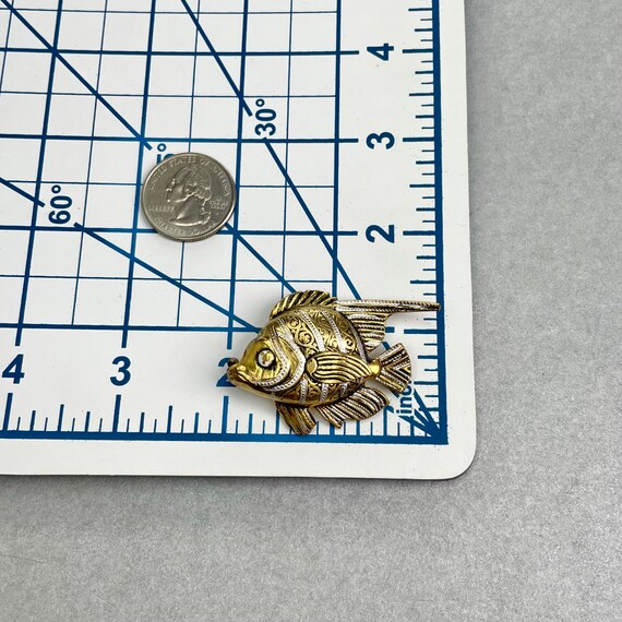 ヴィンテージダマスカス魚ブローチ：ゴールドトーンエナメルピン 