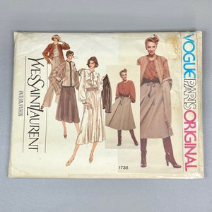 Puede incluir: Sobre de patrón de costura vintage con cuatro mujeres vistiendo diferentes atuendos. El patrón es para una falda y una blusa de Yves Saint Laurent. El sobre está etiquetado como "Vogue Paris Original" y el número de patrón es 1736.