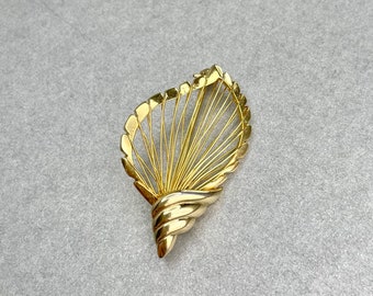 Vintage Shell Mini Brooch, Gold Tone Small Wired Lapel Pin, Estate Jewelry, Gift for Friend.