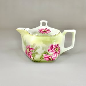 Zabytkowy czajniczek kwiatowy z Tułowic, Niemcy: przedmiot kolekcjonerski z porcelany kostnej