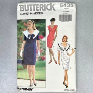 Op de afbeelding: Een vintage naaipatroon voor een jurk met een grote kraag. Het patroon is voor maten 14-16-18 en is van Butterick, David Warren. Het patroon toont drie verschillende stijlen van de jurk, een in marineblauw, een in rood en een in wit met zwarte stippen.