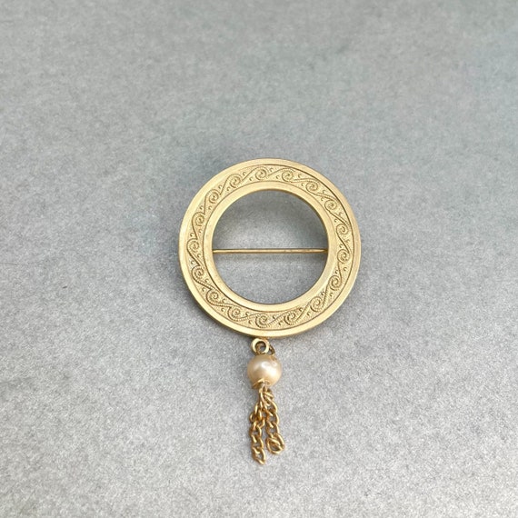 Vintage Circle Mini Brooch, Gold Tone Plant Patte… - image 1
