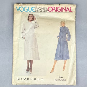 Pode incluir: Padrão de costura vintage Vogue Paris Original para um vestido da Givenchy, número do padrão 1950. O padrão apresenta duas modelos vestindo o vestido em branco e azul.