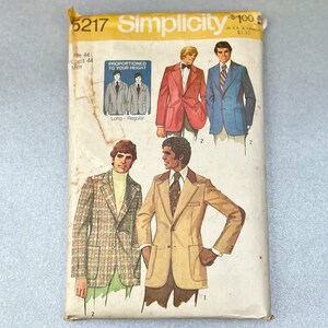 Puede incluir: Un patrón de costura vintage Simplicity para una chaqueta, con tres estilos diferentes. El patrón es para un pecho de 44 y ​​incluye instrucciones para longitudes largas y regulares. El patrón se titula "Simplicity 5217" y tiene un precio de 1,00 €.