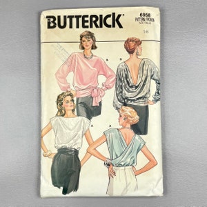 Pode incluir: Um padrão de costura vintage para uma blusa feminina com três estilos diferentes. O padrão é da Butterick e é do tamanho 16. O padrão mostra uma blusa rosa de manga comprida, uma blusa prateada de manga comprida e uma blusa azul de manga curta.