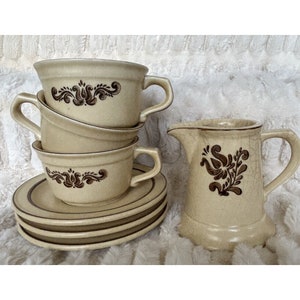 Vintage 1976 Pfaltzgraff Village 3 Tassen 3 Untertassen & Milchkännchen Made In USA