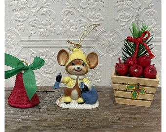 Lot von 3 Ornamenten Multi 2 1/2 "Mäuse Figur hält eine Glocke Ornament Figurine