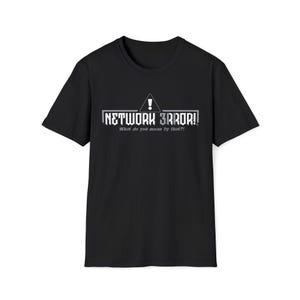 Könnte beinhalten: Schwarzes T-Shirt mit dem Text "NETWORK ERROR!" in einer pixeligen Schriftart, über dem Satz "What do you mean by that?!" Das Design beinhaltet ein Ausrufezeichen in einem Dreieck. Ein lässiges T-Shirt mit kurzen Ärmeln.