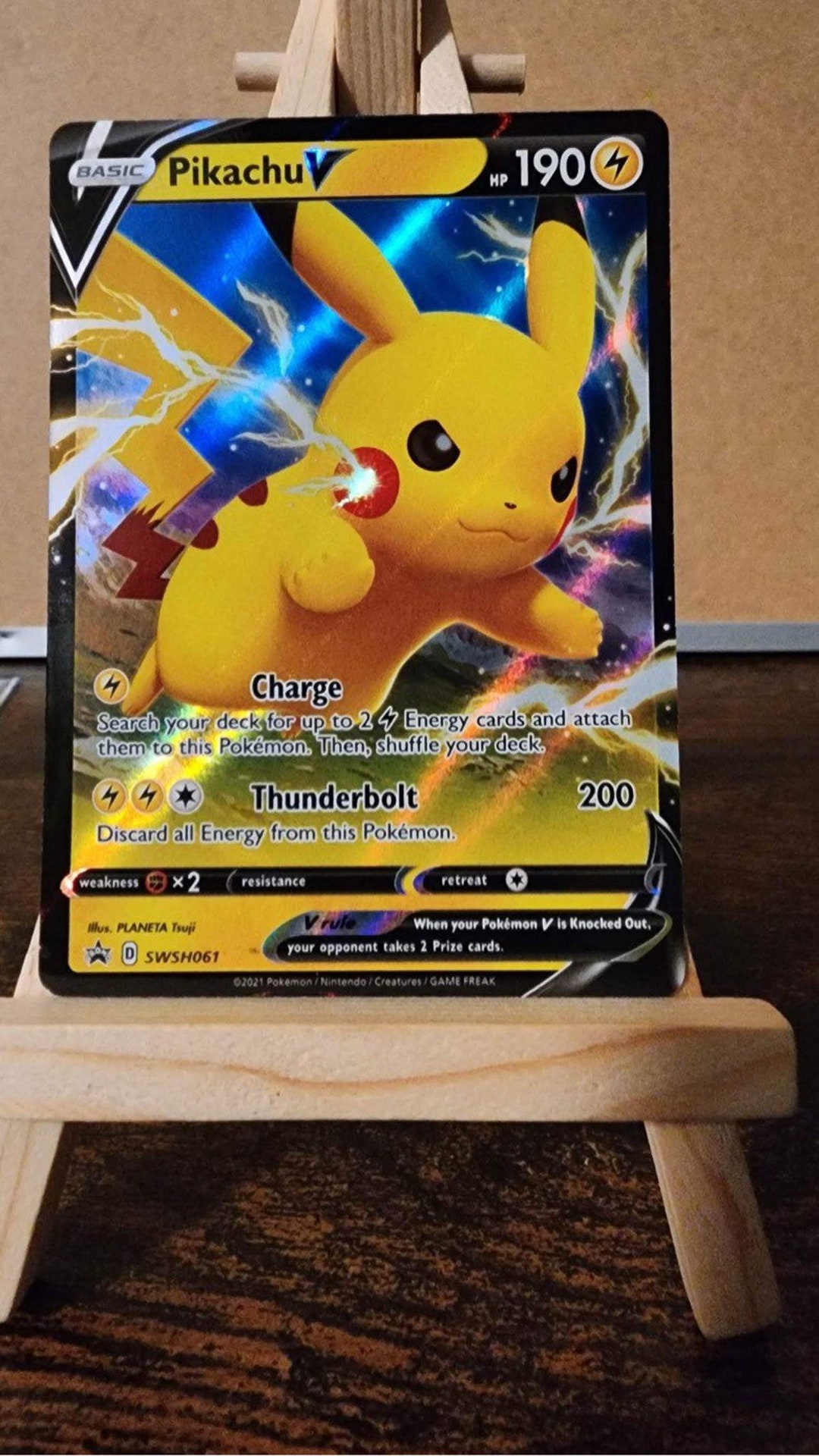 Carta Pokémon Pikachu V Grande Promo + Brindes