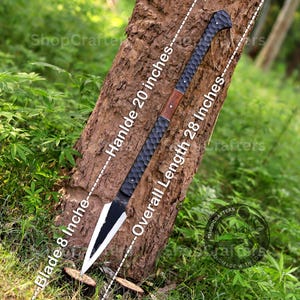 K&ouml;nnte beinhalten: Ein Speer mit einem schwarzen Griff und einer silbernen Klinge. Der Griff ist 50.8 cm lang und die Klinge 20.3 cm. Die Gesamtl&auml;nge betr&auml;gt 71.1 cm. Der Speer ist handgefertigt.
