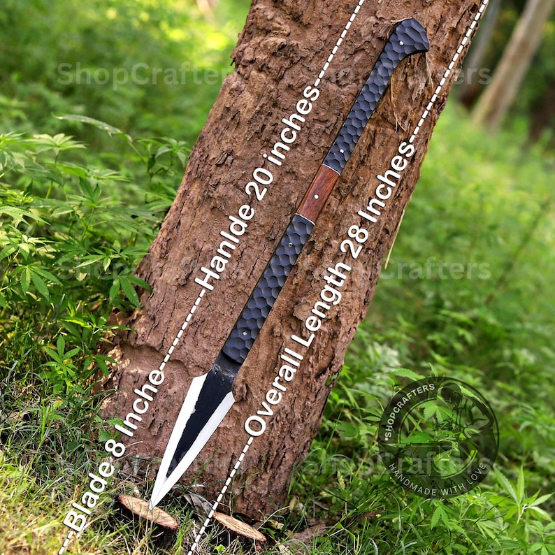 K&ouml;nnte beinhalten: Ein Speer mit einem schwarzen Griff und einer silbernen Klinge. Der Griff ist 50.8 cm lang und die Klinge 20.3 cm. Die Gesamtl&auml;nge betr&auml;gt 71.1 cm. Der Speer ist handgefertigt.