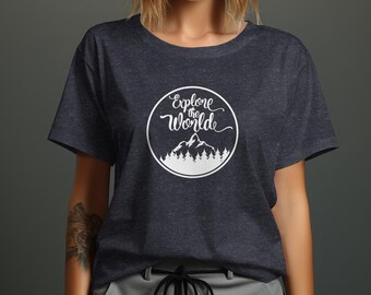 Könnte beinhalten: Ein dunkelblaues T-Shirt mit einem weißen Kreis-Motiv, das eine Bergkette und den Text "Explore the World" zeigt.