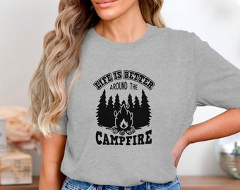 La vida es mejor alrededor de la camiseta de la fogata, camisa de camping, camiseta de fogata, camiseta de aventura al aire libre, regalo amante de la naturaleza, ropa de senderismo