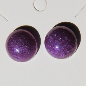 Lila Glitzer Harz Ohrstecker. Geschenke für Sie. Schmuck.