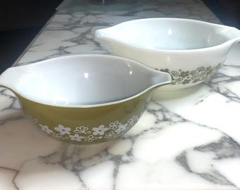 Vintage Pyrex Crazy Daisy Cinderella Style 443-2 1/2qt in White- 442 1-1/2qt Mixing Bowl in Avocado