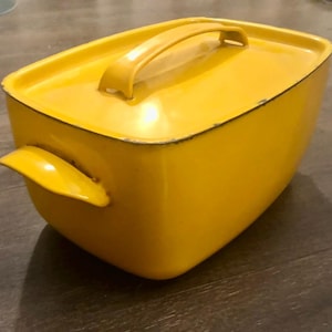 Cacerola vintage de hierro fundido esmaltado en amarillo, década de 1970