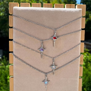 Handgemachte Gliederhalskette in Modell „MIKASA“ || Stainless Steel || Halskette mit Anhängern || Schwert Charm