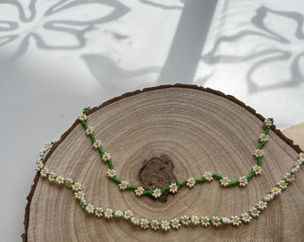 Handgemachte Perlenkette in Modell „DAISY“ oder „HANA“//Blümchenkette//Glasperlenkette//bunte Perlenkette