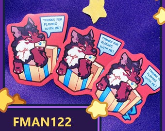 Può includere: Tre adesivi con un lupo dei cartoni animati che esce da una scatola regalo. Il lupo è rosso e bianco, con in mano una piccola carta. Ogni adesivo ha il testo "THANKS FOR PLAYING WITH ME!". La parte inferiore dell'immagine recita "FMAN122 STICKER".