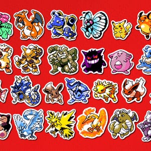 Pu&ograve; includere: Una collezione di adesivi colorati in pixel art con vari personaggi dei Pok&eacute;mon. Gli adesivi sono delineati in bianco su uno sfondo rosso vibrante. I disegni includono personaggi popolari come Pikachu e Charizard.