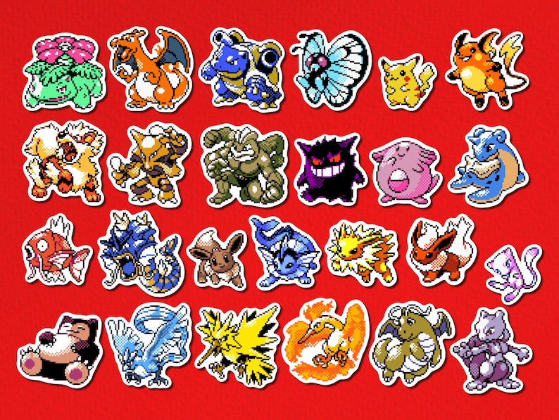 Pu&ograve; includere: Una collezione di adesivi colorati in pixel art con vari personaggi dei Pok&eacute;mon. Gli adesivi sono delineati in bianco su uno sfondo rosso vibrante. I disegni includono personaggi popolari come Pikachu e Charizard.