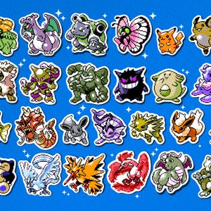 Pu&ograve; includere: Una collezione di adesivi pixel art colorati con vari personaggi Pok&eacute;mon. Gli adesivi mostrano una variet&agrave; di creature in diversi colori e design, su uno sfondo blu con accenti di stelle.