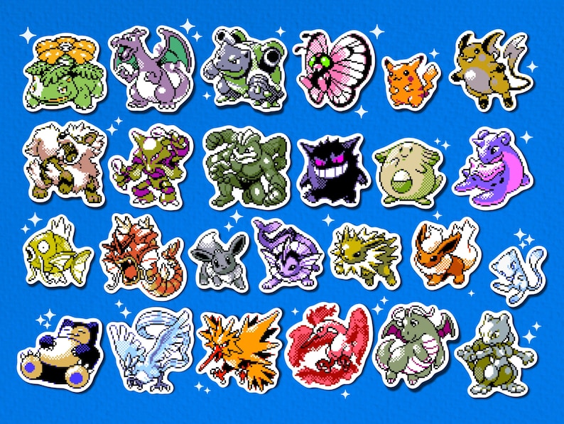 Pu&ograve; includere: Una collezione di adesivi pixel art colorati con vari personaggi Pok&eacute;mon. Gli adesivi mostrano una variet&agrave; di creature in diversi colori e design, su uno sfondo blu con accenti di stelle.
