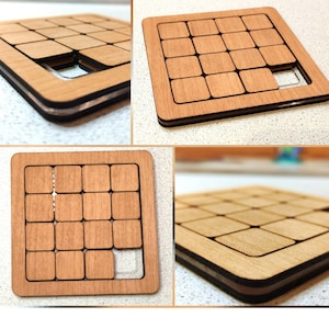 Op de afbeelding: Een houten puzzel met een raster van 16 vierkanten, één vierkant ontbreekt. De puzzel is gemaakt van lichtbruin hout met een donkerbruine rand.