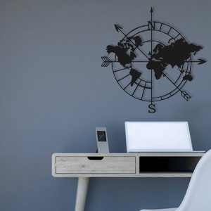 Pode incluir: Arte de parede de metal preto com um mapa do mundo com pontos de bússola e flechas. A arte é exibida em uma parede em um ambiente de escritório em casa com uma mesa, uma cadeira e uma lâmpada. A imagem inclui o texto "INSTANT DOWNLOAD" e "MAF HANDMADE".