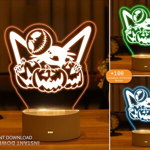 以下が含まれることがあります： ジャック・スケリントンが3つのカボチャを持っている「ナイトメア・ビフォア・クリスマス」のデザインが施された、白い3Dプリントのナイトライト。ライトは、3つの小さな黒い点のある白いベースの上に置かれています。画像は、ライトの3つの異なる色のオプションを示しています：オレンジ、グリーン、ブルー。