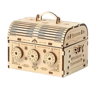 Könnte beinhalten: Holzpuzzle-Box mit Griff, drei Kombinationsrädern und den Worten „Reindeer“ und „Packaging Department“ auf den Seiten. Die Box ist aus hellem Holz gefertigt und weist Schneeflocken- und dekorative Designs auf.