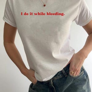 Camiseta para mujer con frase sobre la regla, camiseta feminista, regalo de poder femenino para novia, camiseta para cólicos, camiseta con letras rojas estampadas y cita divertida para ella