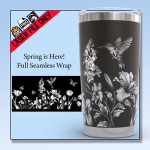 Peut inclure: Un gobelet noir avec un motif graphique en noir et blanc d'un colibri et de fleurs. Le motif est un enveloppement complet et sans couture autour du gobelet. Le texte "Spring is Here! Full Seamless Wrap" est visible sur l'image.