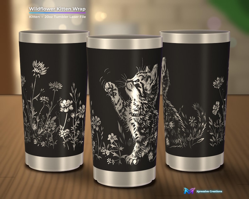 Puede incluir: Tres vasos negros de 591 ml con borde y base de metal plateado. El dise&ntilde;o presenta una ilustraci&oacute;n de l&iacute;neas blancas de un gatito alcanzando hacia arriba rodeado de flores silvestres. El texto superior dice Wildflower Kitten Wrap.