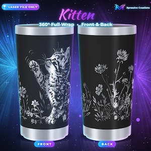 Puede incluir: Un vaso negro con un dise&ntilde;o grabado con l&aacute;ser en color plata que muestra un gatito estir&aacute;ndose hacia arriba en el frente y flores silvestres en la parte posterior. El texto "Kitten", "360&deg; Full Wrap", "Front & Back" y "LASER FILE ONLY" es visible.