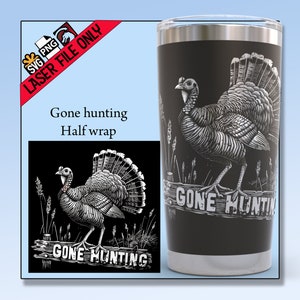 Puede incluir: Un vaso de acero inoxidable negro con un diseño blanco de un pavo y las palabras "Gone Hunting".
