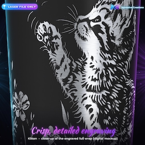 Puede incluir: Un vaso negro con un dise&ntilde;o grabado a l&aacute;ser en color plata de un gatito levantando la pata, rodeado de elementos florales. El texto LASER FILE ONLY aparece arriba, y Crisp, detailed engraving se encuentra en la parte inferior.