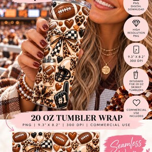Op de afbeelding: Een digitaal bekerontwerp met een football-thema, voorzien van bruine footballs, zwart-wit geblokte strikken, luipaardprint accenten, zwarte helmen, pompons en nummer één schuimvingers op een crèmekleurige achtergrond voor 20 oz bekers.