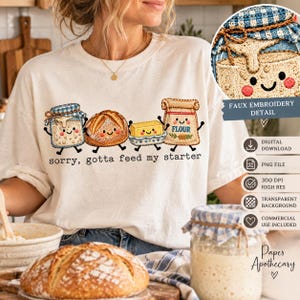 Puede incluir: Una camiseta de color crema con un gráfico de cuatro alimentos antropomórficos: un frasco de masa madre, una hogaza de pan, una barra de mantequilla y una bolsa de harina. El texto debajo dice, sorry, gotta feed my starter.