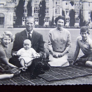 Carte postale, Royauté, Château de Balmoral, Reine Elizabeth, duc d'Édimbourg, prince Charles, princesse Anne, prince Andrew, 1960, souvenir