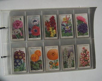 Puede incluir: Una colección de 10 tarjetas de flores vintage, cada una con una flor diferente, con el texto "WILLS'S CIGARETTES" en la parte superior de cada tarjeta.