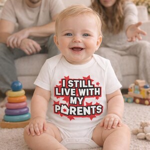 Body divertido para bebé: "Todavía vivo con mis padres" - Regalo para baby shower