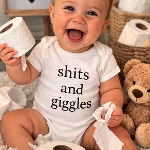 Body de bebé divertido: "Sh*ts and Giggles" (Cosas y risas) para recién nacidos, bebés y niños pequeños
