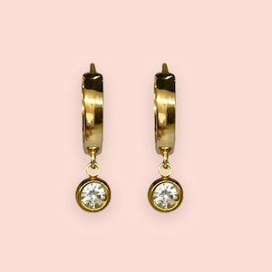Pendientes de aro Huggies con piedras preciosas de cristal brillante y plata chapada en oro de 18 quilates